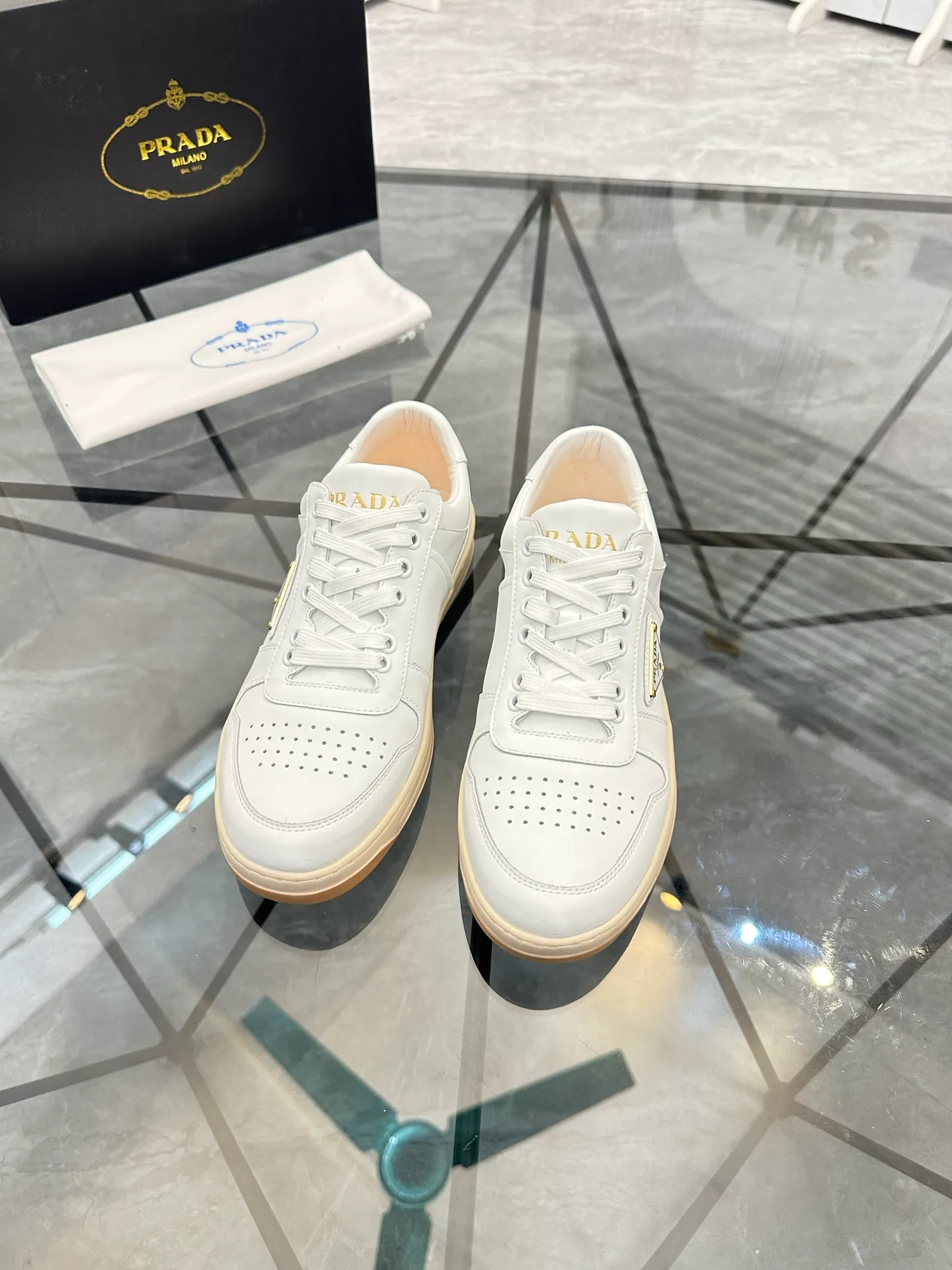 Men's shoes: 💰P400¥ Product trademark: Prada *"Prada*" low-top casual shoes Regular size: 38-44 (can be customized to 45) Product materials: imported cowhide upper, sheepskin lining, original outsole. Number: 020